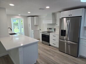 3442 Fairview Dr in Sarasota, FL - Building Photo - Building Photo