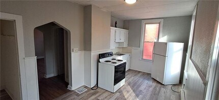 1506 Jules St, Unit 1506 1/2 in St. Joseph, MO - Building Photo - Building Photo