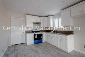 1004 Padre St in Bakersfield, CA - Foto de edificio - Building Photo