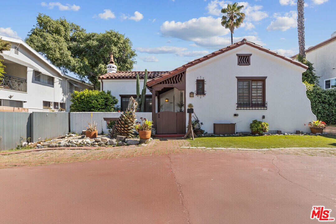 11146 Huston St in Los Angeles, CA - Building Photo