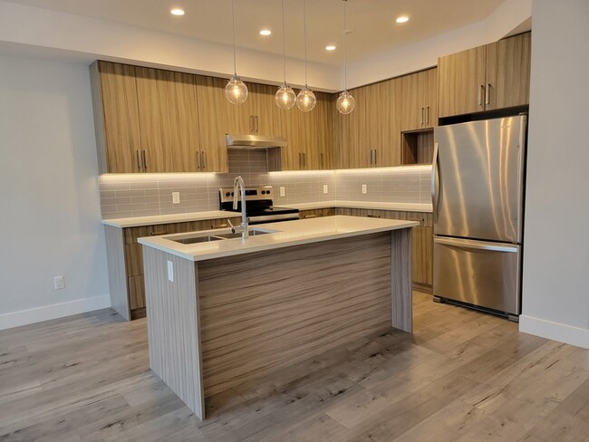 250 Nickel Rd in Kelowna, BC - Building Photo - Building Photo