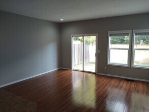 3216-3218 NE 13th Pl in Hillsboro, OR - Building Photo - Building Photo