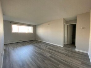 Darren Manor in Edmonton, AB - Building Photo - Building Photo