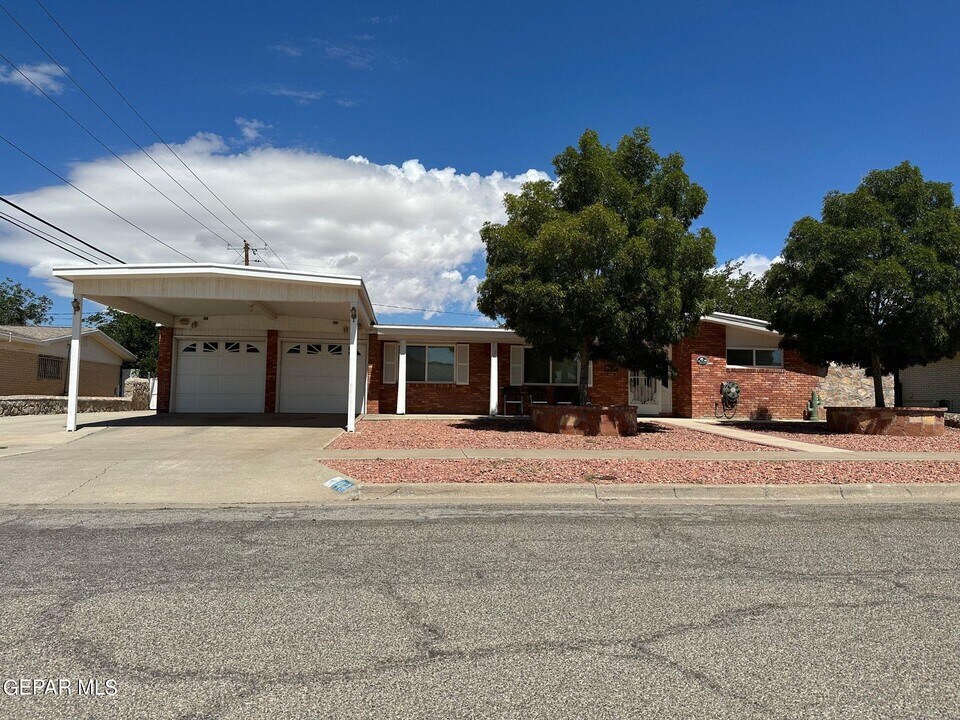 8017 Mineola Dr in El Paso, TX - Building Photo