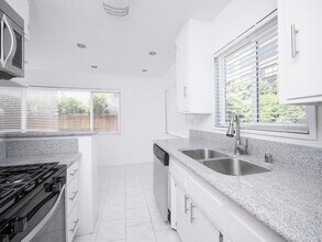 1215 Granville Ave in Los Angeles, CA - Foto de edificio - Interior Photo