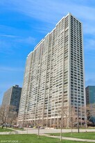 2800 N Lake Shore Dr in Chicago, IL - Building Photo