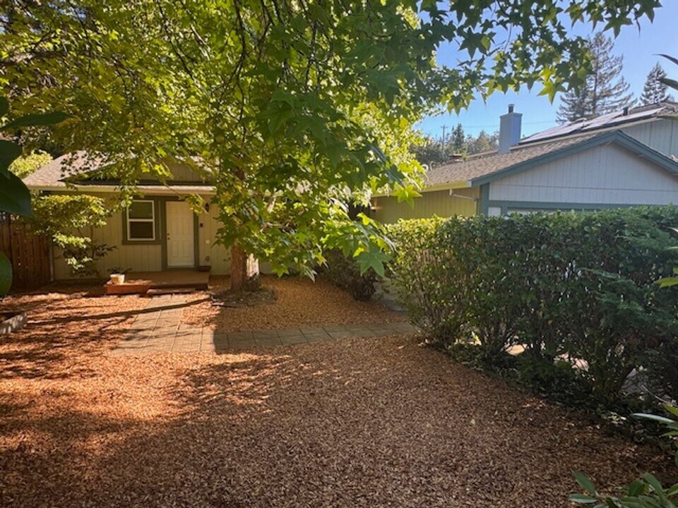 7501 Lynch Rd in Sebastopol, CA - Building Photo