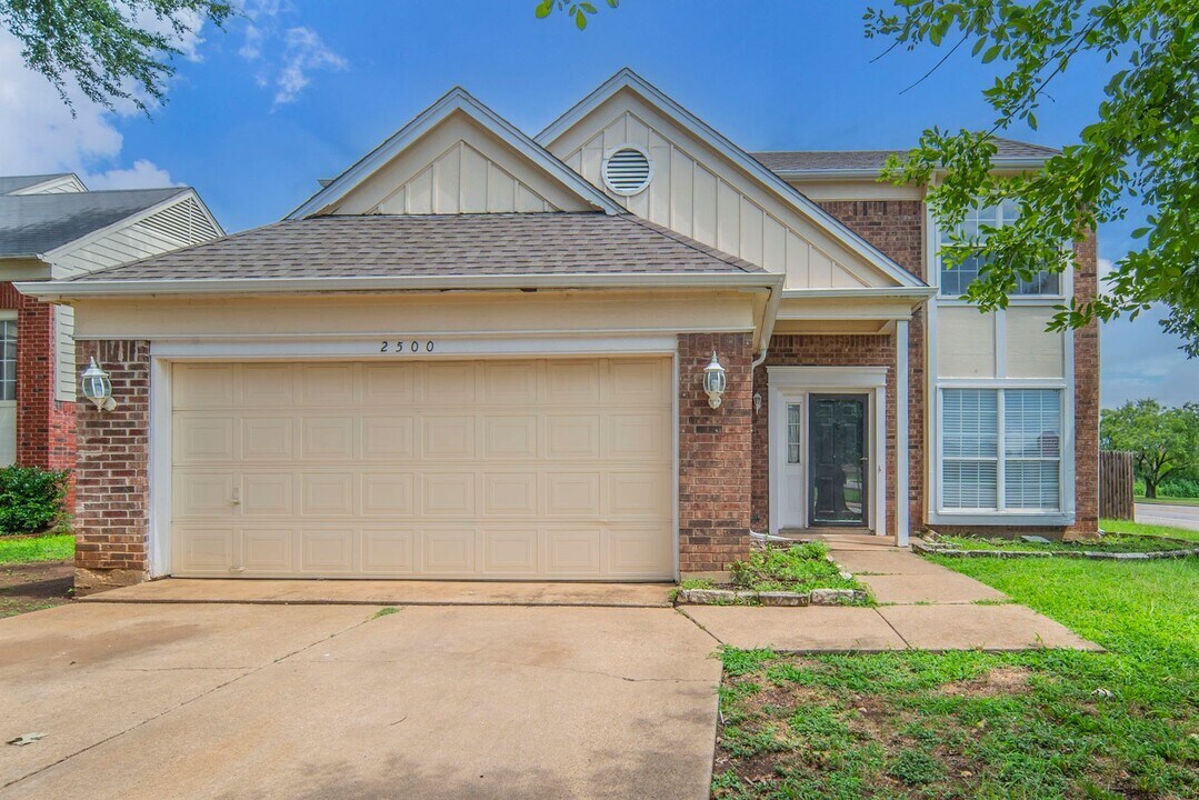 2500 Country Creek Ln in Fort Worth, TX - Building Photo