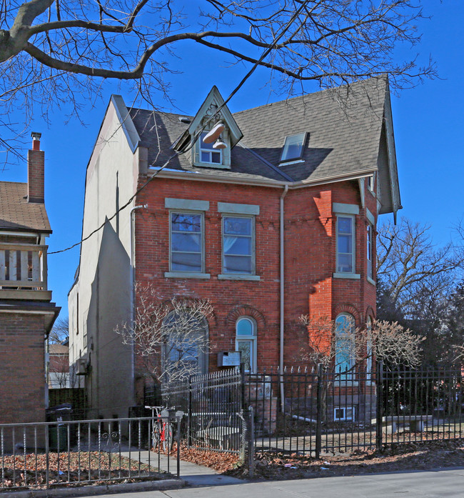 60 Brock Ave