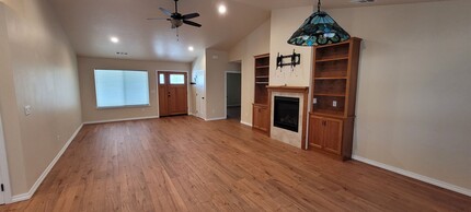 267 St Ives Dr in Talent, OR - Building Photo - Building Photo