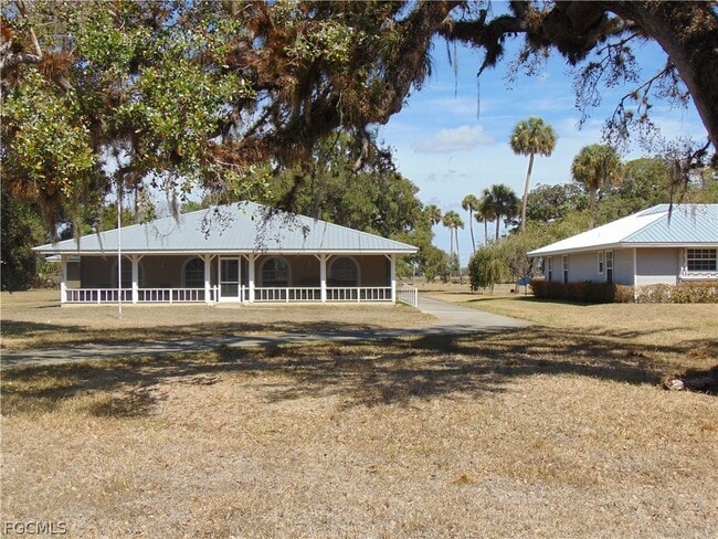 1092 Riverbend Dr in La Belle, FL - Building Photo - Building Photo