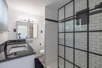 Eton Square Apartments & Townhomes in Birmingham, MI - Foto de edificio - Interior Photo