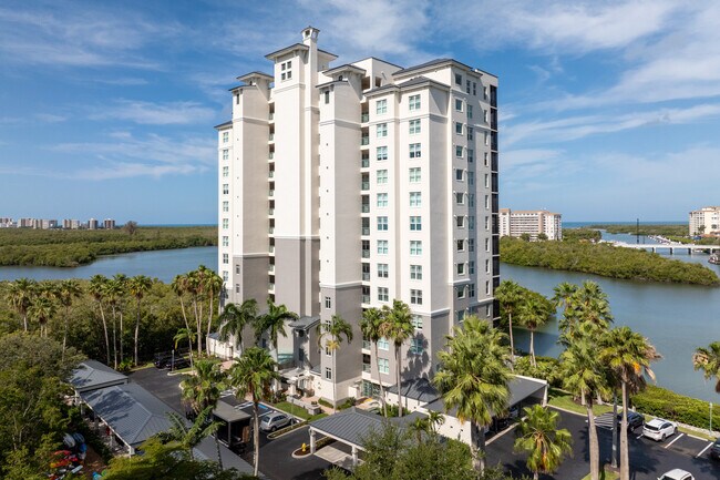 Bequia at Cove Towers in Naples, FL - Foto de edificio - Building Photo