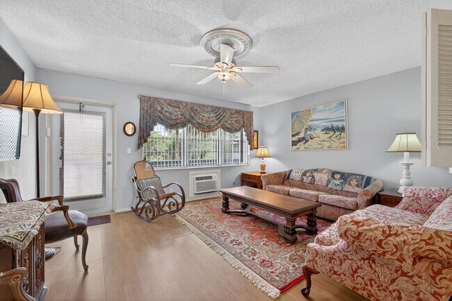386 Sheffield P in West Palm Beach, FL - Building Photo - Building Photo