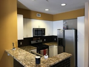 1801 E Katella Ave, Unit Stadium Lofts Rental in Anaheim, CA - Foto de edificio - Building Photo