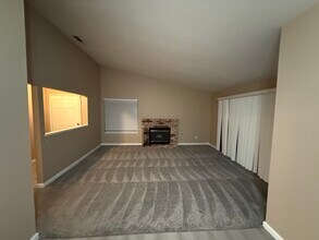 1102 Cedar Creek Dr, Unit 3 in Modesto, CA - Building Photo - Building Photo