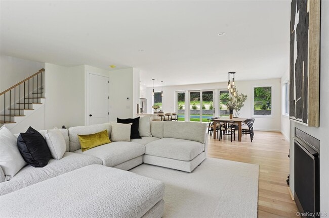 57 Newtown Rd in Hampton Bays, NY - Building Photo - Building Photo