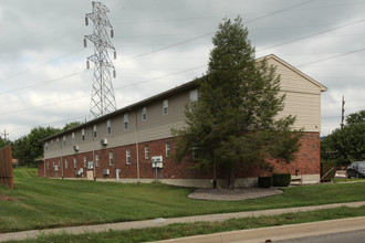 Stone Creek Apartments I & II in New Albany, IN - Foto de edificio - Building Photo