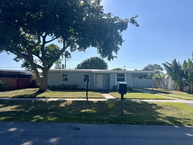 4611 NE 15th Ave in Pompano Beach, FL - Building Photo - Building Photo