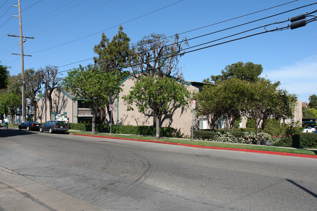 Sunset Bay 2 in Costa Mesa, CA - Foto de edificio - Building Photo