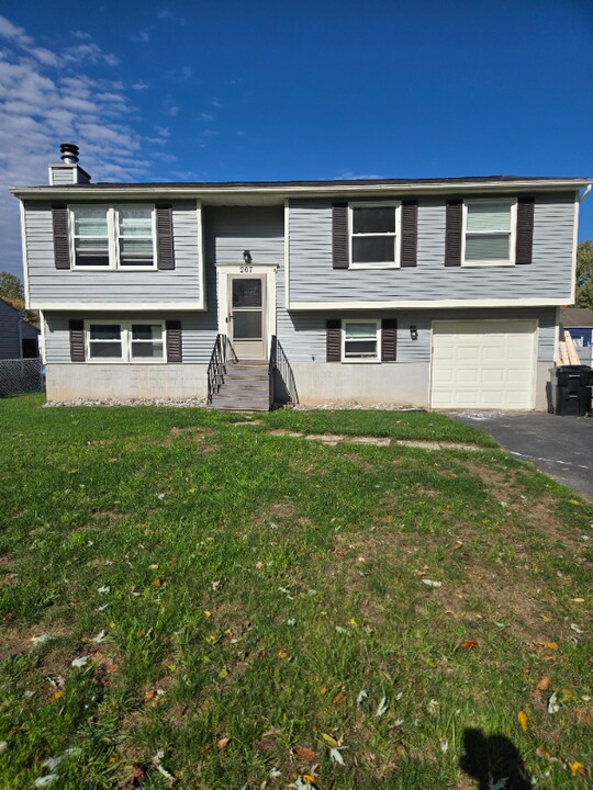 207 Old Cove Rd in Liverpool, NY - Building Photo