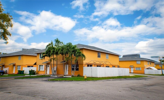 67 NE 12th Ave in Homestead, FL - Foto de edificio - Building Photo