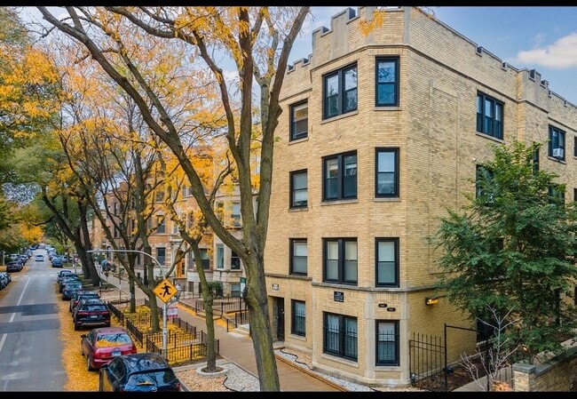 646 W Roscoe St in Chicago, IL - Building Photo - Building Photo