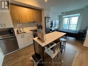 30 Upper Mall Wy in Vaughan, ON - Building Photo - Building Photo