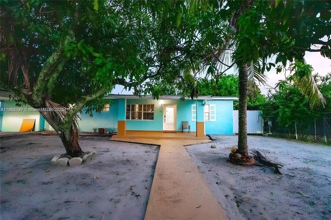 15735 NW 28th Pl in Opa Locka, FL - Foto de edificio