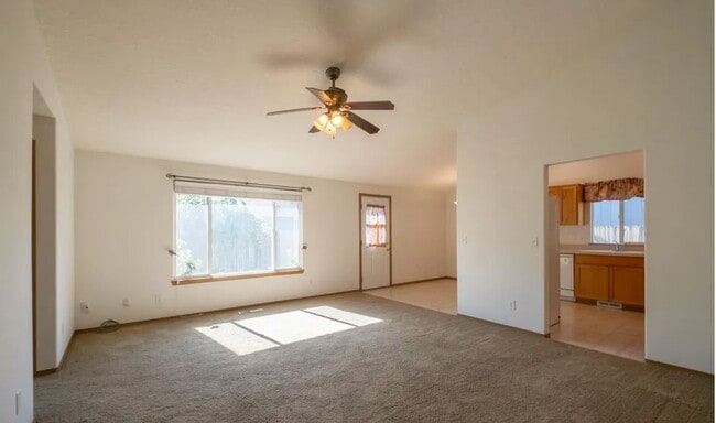746 Desert Pine St NW in Albany, OR - Building Photo - Building Photo