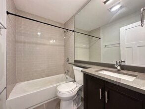527 W Surf St, Unit A04C in Chicago, IL - Foto de edificio - Building Photo