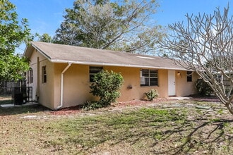 1211 SE Sea Oat Ln in Stuart, FL - Foto de edificio - Building Photo