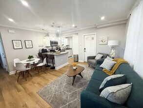 12 Nashua St, Unit 2 in Fitchburg, MA - Foto de edificio - Building Photo