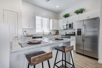 Avilla Gateway in Phoenix, AZ - Building Photo - Building Photo