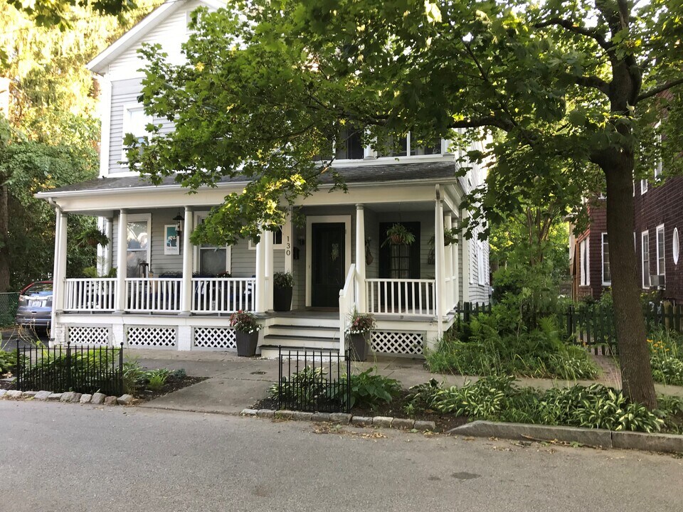 130 White St in Saratoga Springs, NY - Foto de edificio