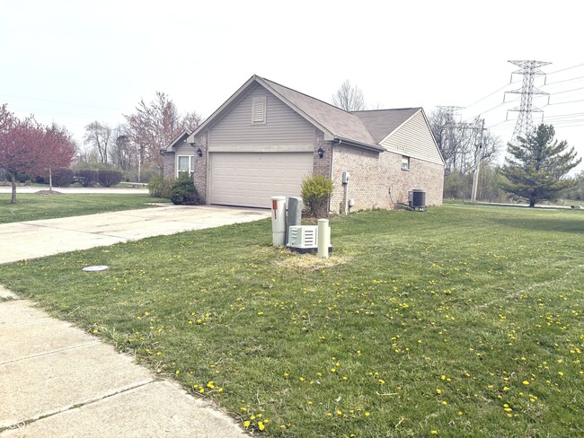 4561 Plowman Dr in Indianapolis, IN - Foto de edificio - Building Photo