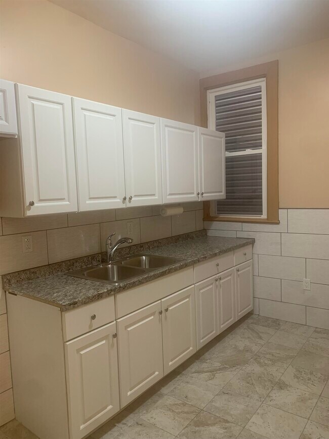 414 Paterson Plank Rd in Union City, NJ - Building Photo - Building Photo