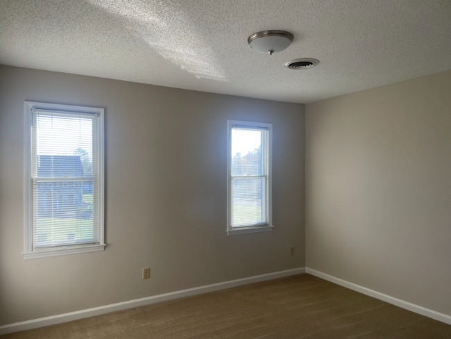 215 Apple Ridge Dr in Bluff City, TN - Building Photo - Building Photo