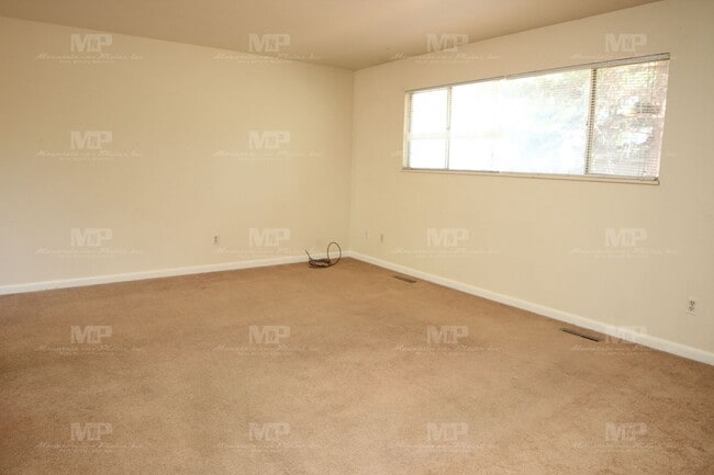 447 W Swallow Rd in Fort Collins, CO - Building Photo - Building Photo