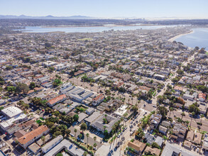 1319 Hornblend St in San Diego, CA - Foto de edificio - Building Photo