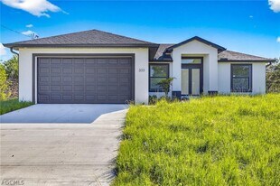 333 Pinehurst Ave in Lehigh Acres, FL - Building Photo