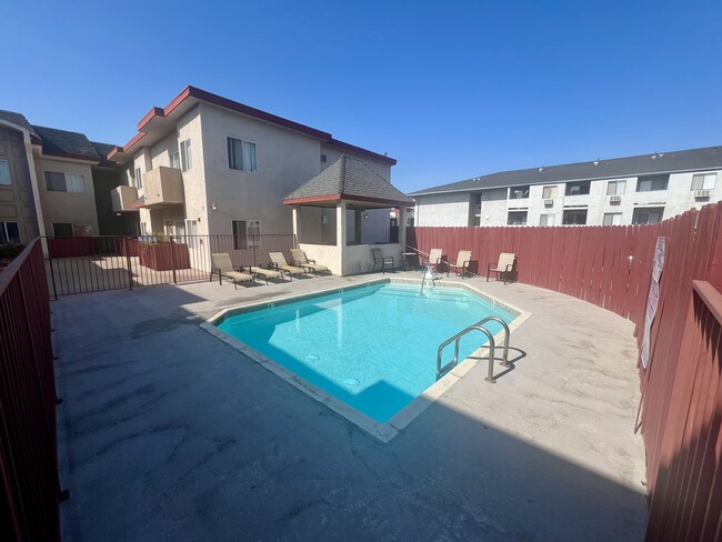 Crown Point Apartments in Northridge, CA - Foto de edificio - Building Photo
