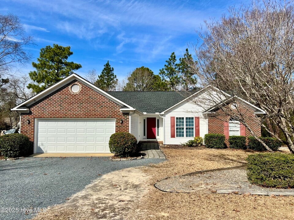 223 Bellhaven Dr in Whispering Pines, NC - Building Photo