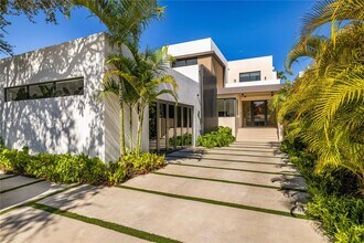 707 NE 77th St in Miami, FL - Building Photo - Building Photo