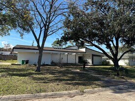 5005 Tamarach Dr in Baytown, TX - Building Photo