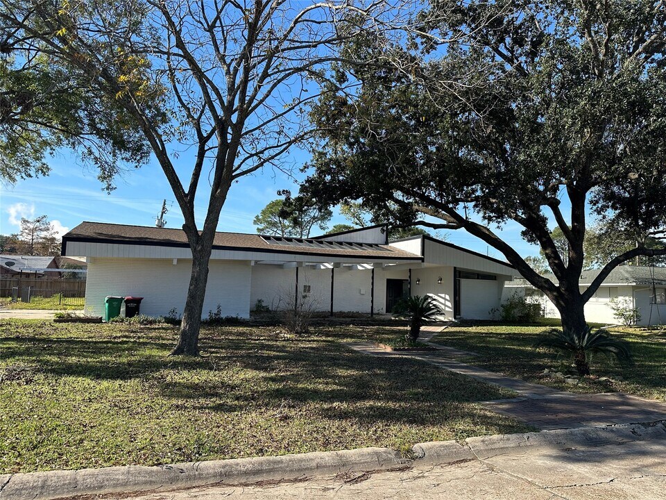 5005 Tamarach Dr in Baytown, TX - Building Photo