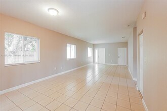 3326 NE 3rd Dr in Homestead, FL - Building Photo - Building Photo