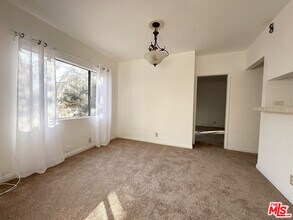 6069 1/2 Cashio St in Los Angeles, CA - Building Photo - Building Photo