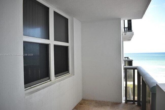 6039 Collins Ave, Unit 914 in Miami Beach, FL - Building Photo - Building Photo