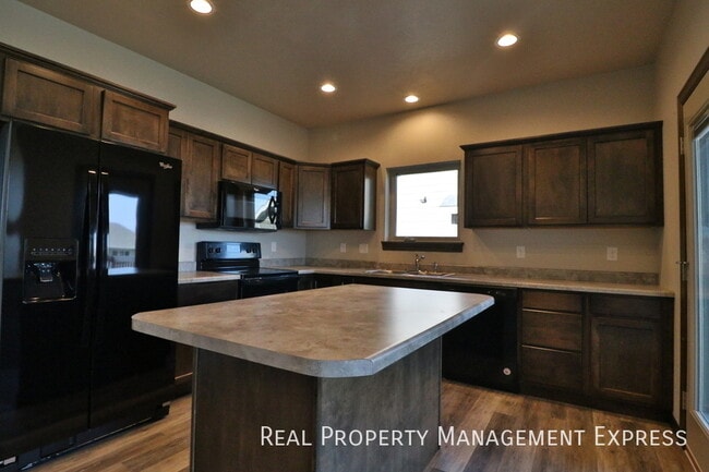 Beautiful 4 bedroom home with fenced in backyard! in Sioux Falls, SD - Building Photo - Building Photo